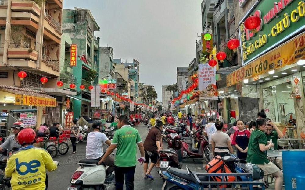 A lively corner of Ha Ton Quyen street near dinner time